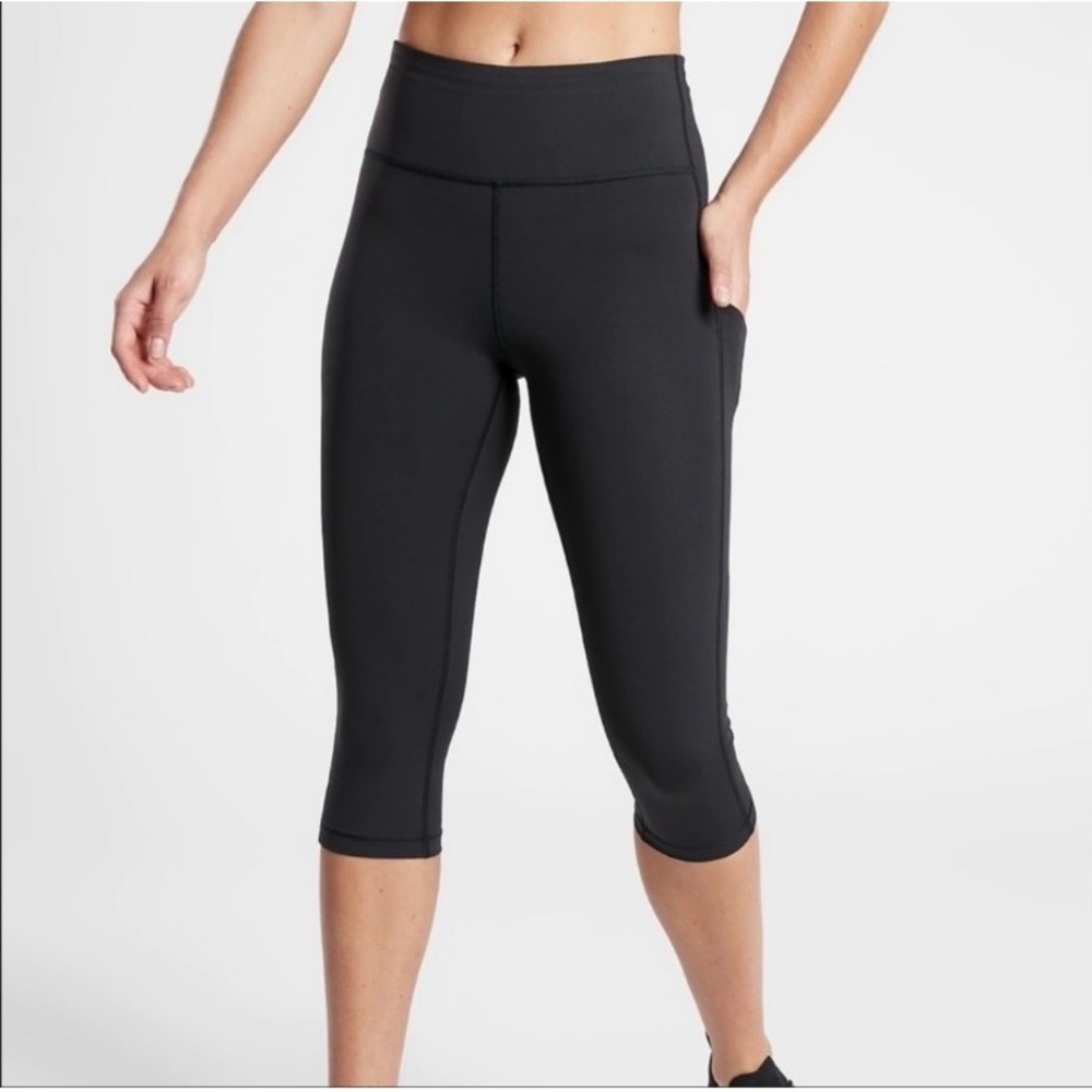 Athleta Salutation Stash 7/8 Tight Black High Rise Yoga Leggings XS Pockets